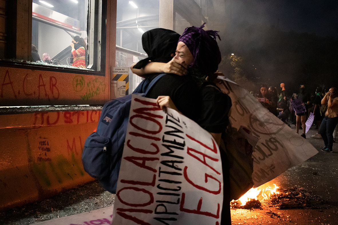 Fuimos todas. Abrazo sororo durante la acción directa realizada en metrobús Insurgentes, en la segunda protesta contra la violencia sexual policiaca en 2019 nombrada como protesta del Glitter, 2019. Fotografía digital.