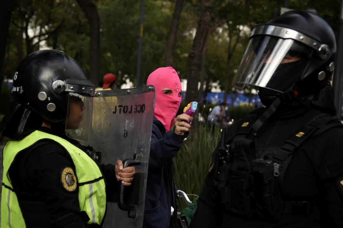 ACAB. Durante la protesta por el aborto legal en México, la policía encapsuló a las manifestantes por varias horas; en esta fotografía, una de ellas responde a la represión policiaca, 2020. Fotografía digital.