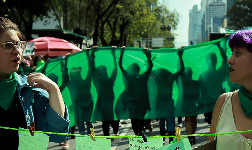 Por el libre derecho a decidir. Manifestación en la Ciudad de México en apoyo a la Campaña Nacional por el derecho al aborto legal, seguro y gratuito en Argentina. Lucha fundamental del boom de la marea verde en América Latina, 2018. Fotografía digital.