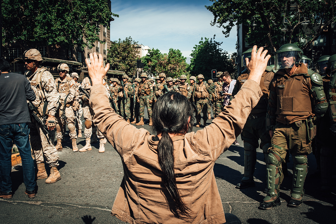 Manifestante pide pacíficamente que Militares no violenten la manifestación, Esq de Seminario con Av Providencia, 21-10-2019, 2019. Fotografía y revelado digital